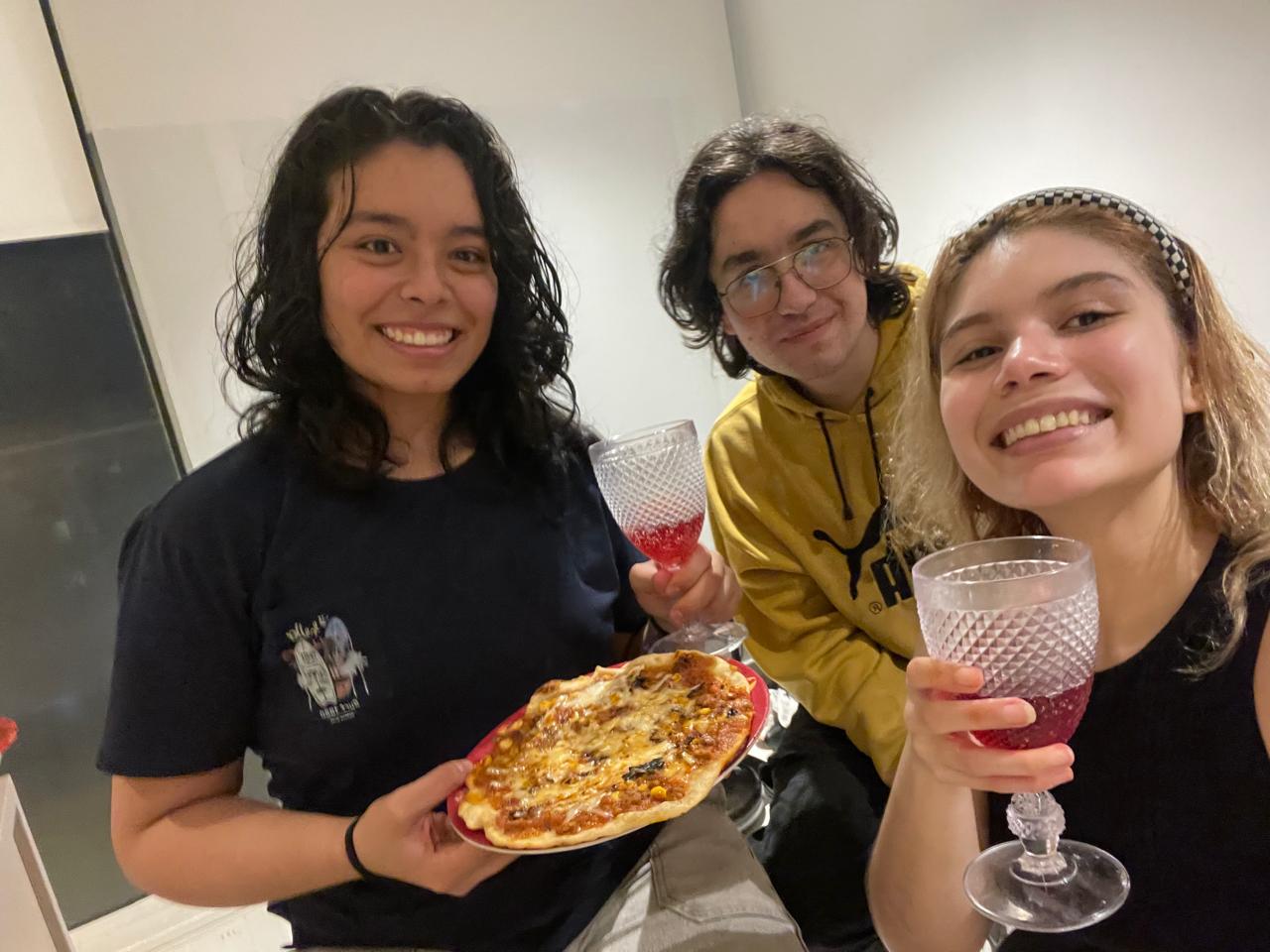 Amigues compartiendo postres